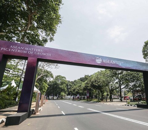 Saat memasuki kawasan JCC Senayan, para tamu VVIP akan disambut gapura KTT ASEAN yang membentang di atas jalan kawasan tersebut.