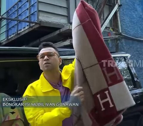 Bongkar Isi Mobil Mewah Ivan Gunawan, di Dalamnya ada Sandal Jepit 'Itu Buat Salat Jumatan'