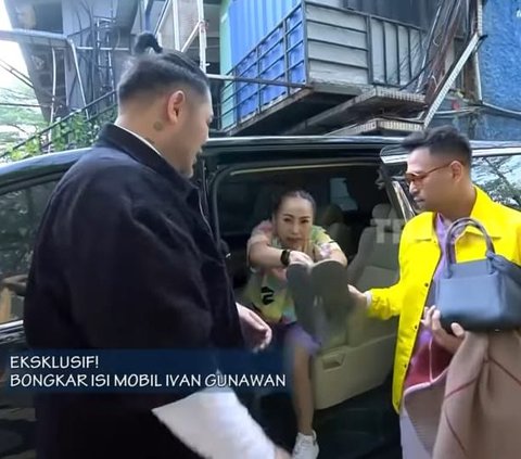 Bongkar Isi Mobil Mewah Ivan Gunawan, di Dalamnya ada Sandal Jepit 'Itu Buat Salat Jumatan'