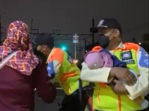 Viral Seorang Ibu Diduga Hendak Buang Bayi di Rel Kereta, Ternyata Ini Fakta di Baliknya