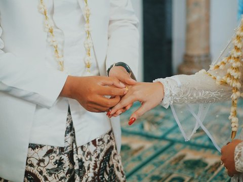 Viral Like a Soap Opera, Groom Runs Away, Woman in Maluku Marries Father-in-Law