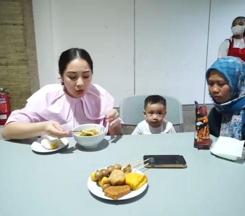 Temani Nagita Slavina Makan saat Jajarans, Ini Momen Anteng Rayyanza yang Asyik Makan Kerupuk