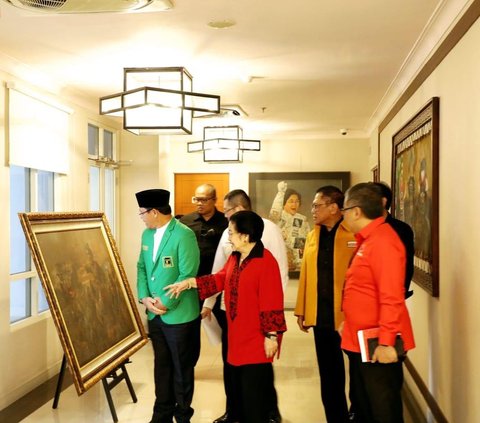 Saat menjamu tiga ketua umum, Megawati menjelaskan sejumlah lukisan di lantai tiga kantor PDIP. Kemudian, mereka berempat foto bersama di depan lukisan Bung Karno sambil berbincang ringan menuju ruang rapat.