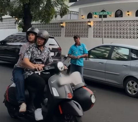 Potret Kompak Annisa Pohan dan AHY serta Aira Jalan-jalan Naik Vespa