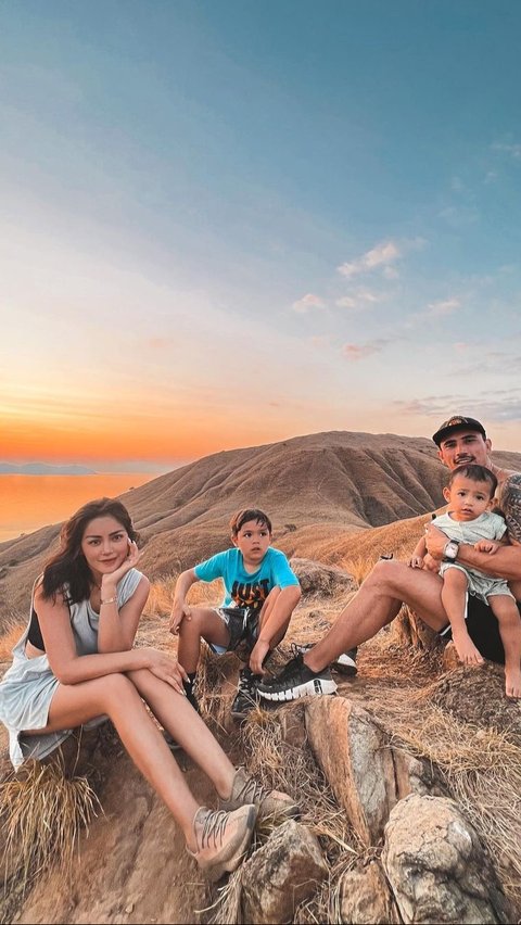 Sunset di Labuan Bajo menjadi momen paling ditunggu oleh keluarga Jedar. Ketika matahari mulai terlihat berwarna jingga, keluarga Jedar langsung mengabadikan momen bersama.