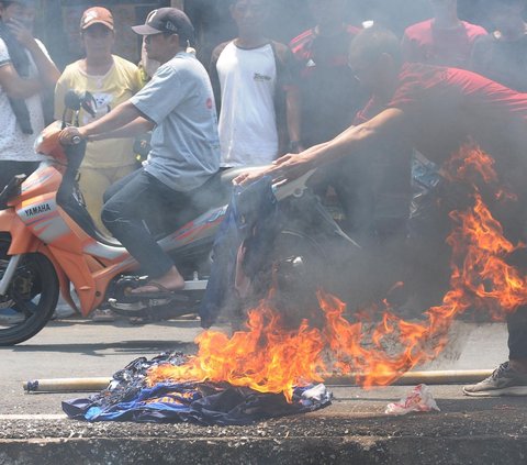 Pencalonan Ketua Umum Partai Kebangkitan Bangsa (PKB) Muhaimin Iskandar (Cak Imin) yang menjadi cawapres pendamping Anies telah menuai kontroversi. <br><br>Seperti aksi pembakaran atribut Partai Nasdem yang telah terjadi di Kawasan Cakung, Jakarta Timur, Senin (4/9/2023).<br>