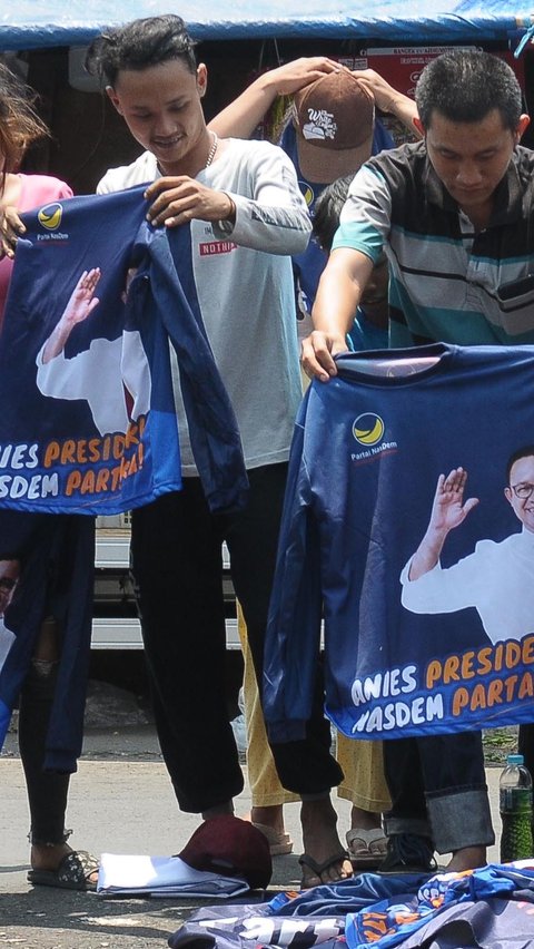 Tak hanya atribut Partai NasDem, kaos bergambar Anies Baswedan pun turut menjadi sasaran massa.