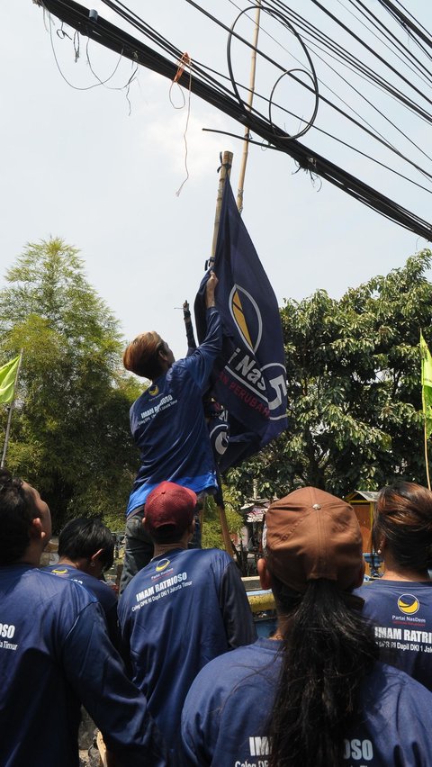 Pencopotan bendera Partai NasDem tersebut dilakukan secara bersama-sama oleh massa yang kecewa.