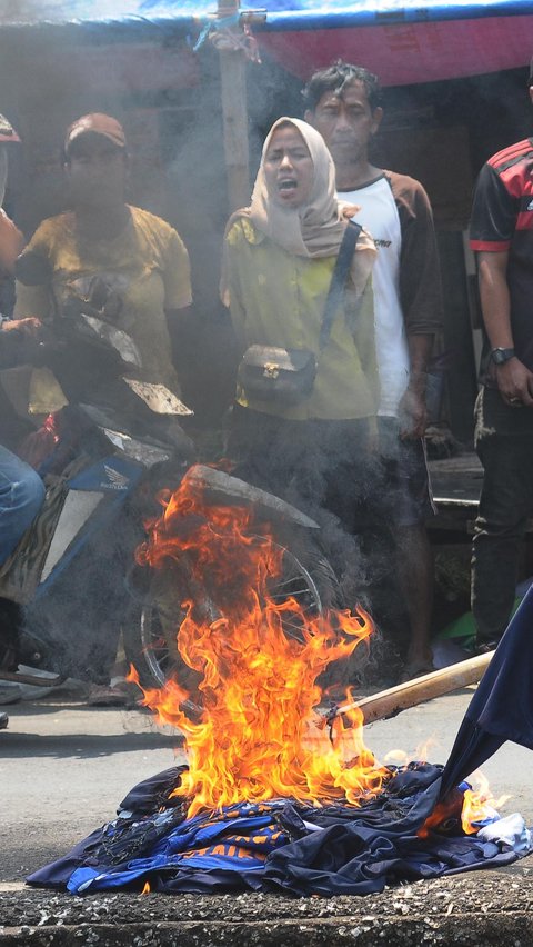 Momon pembakaran atribut partai tersebut dilakukan dengan disaksikan pedagang pasar hingga warga setempat di Kawasan Cakung, Jakarta Timur.