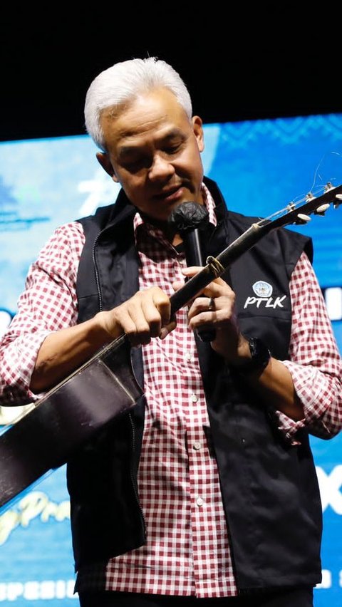 Pamitan Sebagai Gubernur, Ganjar Diberi Gitar Tua oleh Pengamen Jalanan<br>