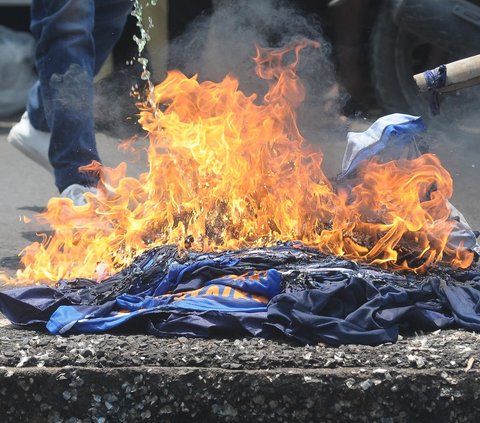 Kaos bergambar Anies itu pun langsung dibakar bersama atribut Partai NasDem lainnya di depan Pasar Kalimalang.<br>