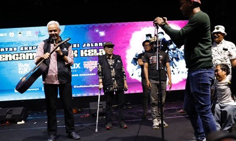 Pamitan Sebagai Gubernur, Ganjar Diberi Gitar Tua oleh Pengamen Jalanan