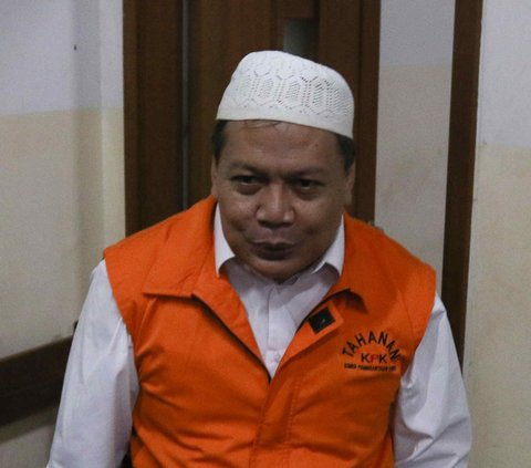 Terdakwa Ajun Komisaris Besar Polisi (AKBP) Bambang Kayun Panji Sugiharto seusai menjalani sidang putusan di Pengadilan Tipikor di Jakarta Pusat, Senin (4/9/2023).<br>