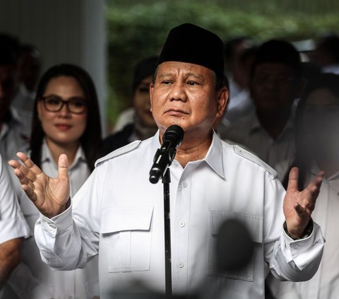 Pada saat yang sama, pemilih pemula lebih banyak beralih mendukung Prabowo, yang elektabilitasnya mengungguli Ganjar pada survei bulan Juni 2023.