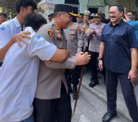 Kapolres Surabaya Dipeluk Gembira Siswa SMK Prapanca 2 Usai Penyegelan Sekolah Dibuka Kembali