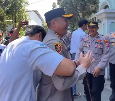 Kapolres Surabaya Dipeluk Gembira Siswa SMK Prapanca 2 Usai Penyegelan Sekolah Dibuka Kembali