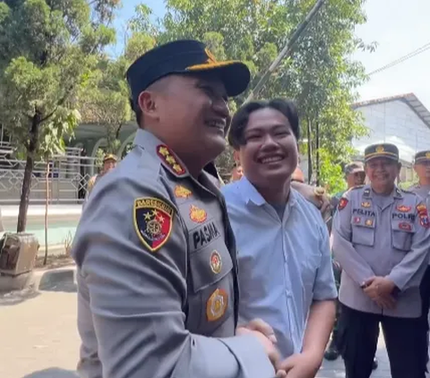 Kapolres Surabaya Dipeluk Gembira Siswa SMK Prapanca 2 Usai Penyegelan Sekolah Dibuka Kembali