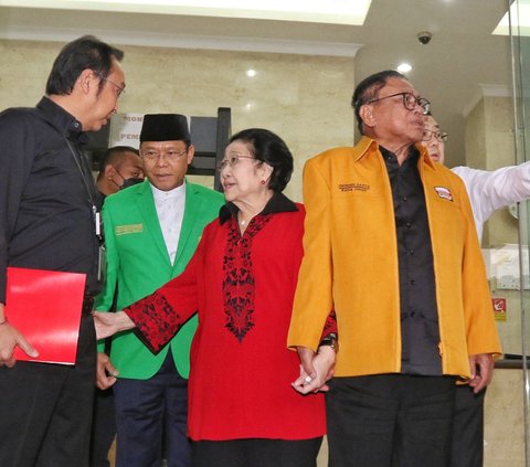Dalam momen pertemuan itu keempat ketua umum parpol tersebut terlihat tampil dalam warna pakaian yang menjadi ciri khas masing-masing partainya.