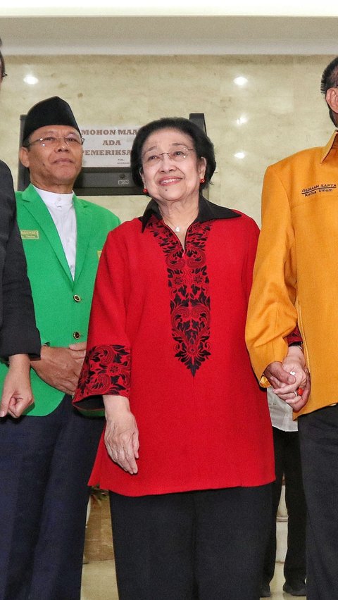 Senyum semringah Megawati pun tampak terpancar usai pertemuan keempat ketua umum parpol tersebut yang berlangsung di kantor DPP PDIP Jakarta.