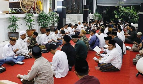 Para kiai dari Majelis Dzikir Al-Tsawab itu hendak melakukan istigasah dan mendoakan Ganjar menjadi Presiden RI 2024-2029 mendatang. 