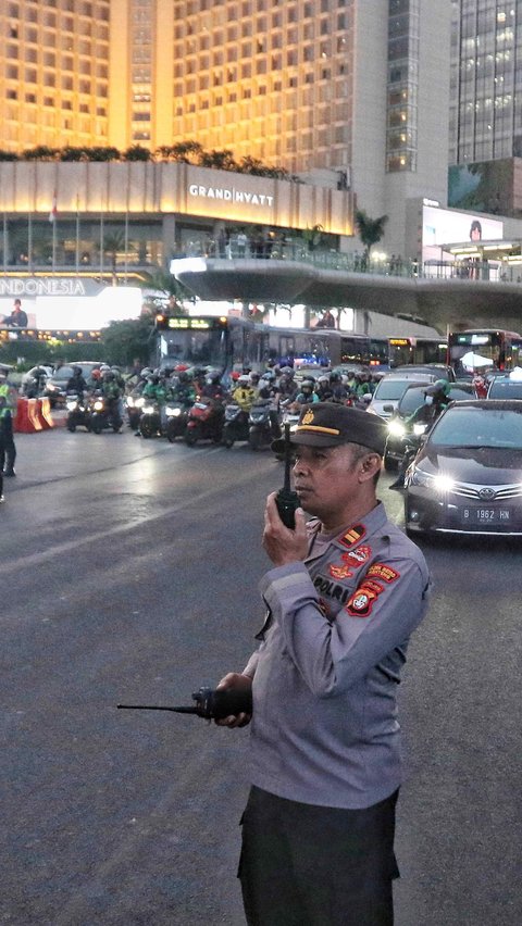 Buka tutup arus lalu lintas di jalan protokol DKI Jakarta ini merupakan bagian pengamanan jalur selama pelaksanaan Konferensi Tingkat Tinggi (KTT) ASEAN ke-43 di Jakarta.