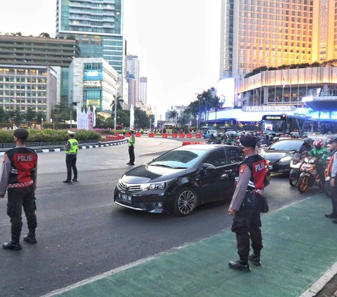 Aktivitas kepolisian saat bertugas melakukan buka tutup jalan di kawasan Bundaran HI, Jakarta, Senin (4/9/2023).