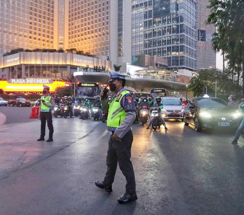 Untuk mendukung kelancaran acara KTT ASEAN 2023, petugas kepolisian melakukan giat buka tutup arus lalu lintas di kawasan Bundaran Hotel Indonesia dan sekitarnya di Jakarta, Senin (4/9/2023).