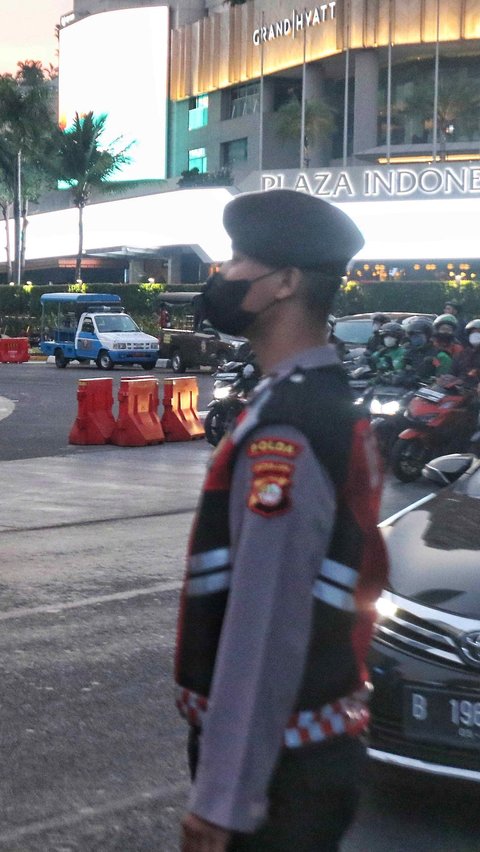 Petugas kepolisian saat berjaga di tengah proses buka tutup jalan di Bundaran HI, Jakarta, Senin (4/9/2023).