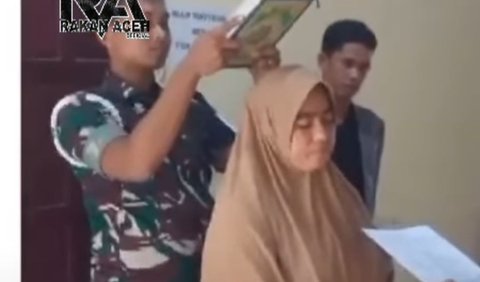 Viral video merekam ibunda mendiang Imam Masykur, Fauziah yang disumpah di atas Alquran. Proses itu dilakukan sejumlah anggota TNI dari satuan Pangkalan Operasional Militer (POM). 