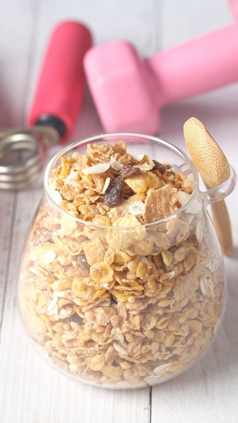 Oatmeal, yang merupakan salah satu produk olahan gandum, kini semakin populer sebagai pengganti nasi. Oatmeal kaya akan nutrisi dan memiliki sejumlah manfaat kesehatan yang luar biasa.