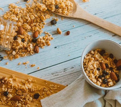 Ada banyak manfaat yang bisa dirasakan ketika kita mengonsumsi oatmeal secara rutin sebagai pengganti nasi. Berikut adalah beberapa manfaat utama: