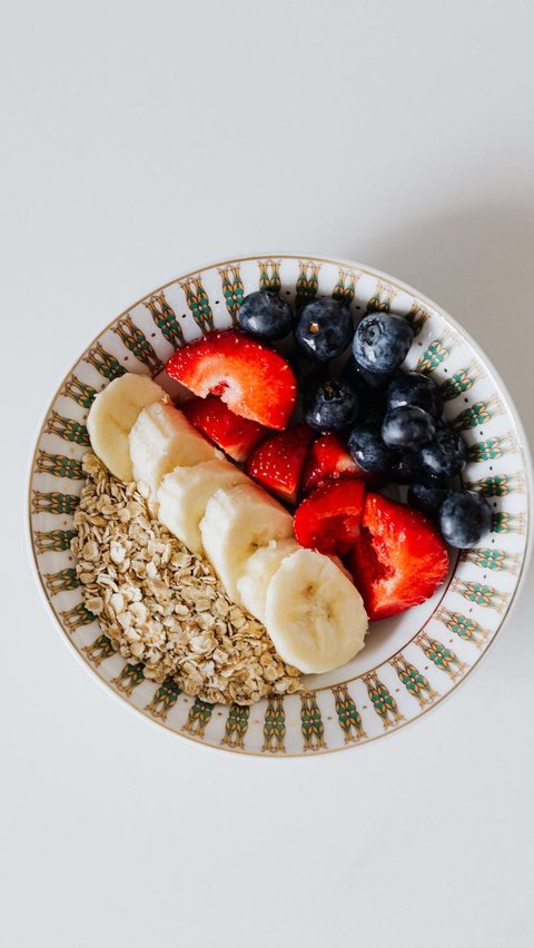 Dengan mengonsumsinya secara rutin dan dengan variasi yang kreatif, kita dapat merasakan manfaat kesehatan yang luar biasa dari oatmeal. Jadi, tidak ada salahnya mencoba menggantikan nasi dengan oatmeal dalam diet sehari-hari kita.