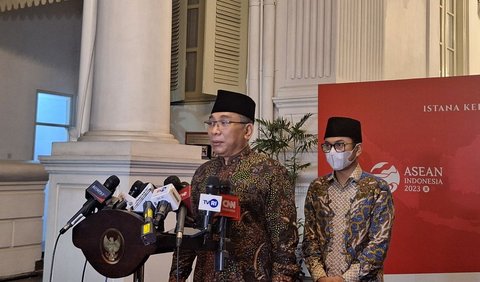 Ketua Umum Pengurus Besar Nahdalatul Ulama (PBNU) Yahya Cholil Staquf atau Gus Yahya menemui Presiden Joko Widodo atau Jokowi di Kompleks Istana Kepresidenan Jakarta, Senin (4/9/2023) malam. 