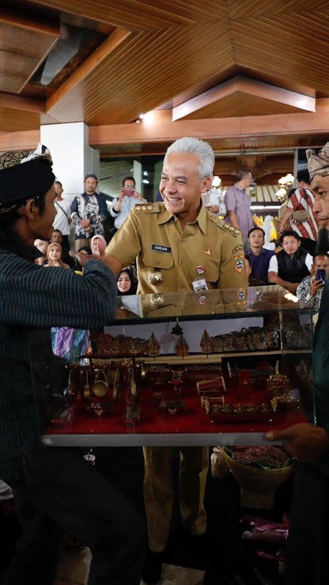 Digeruduk Petani hingga Seniman, Ganjar Kenang Romantisme Gotong Royong Membangun Jateng