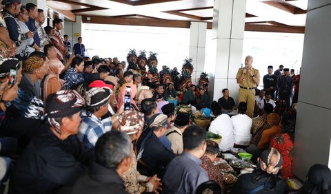 Halaman Kantor Gubernur Jawa Tengah Ganjar Pranowo tampak dipenuhi warga yang datang untuk mengucapkan salam perpisahan pada Senin (4/9) pagi. 