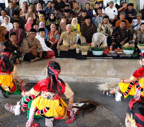 Digeruduk Petani hingga Seniman, Ganjar Kenang Romantisme Gotong Royong Membangun Jateng