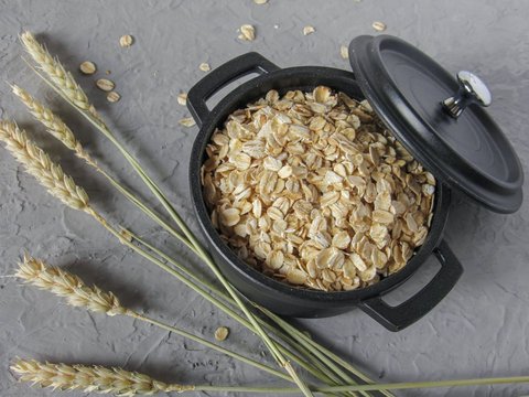 Oatmeal memiliki sifat anti-inflamasi dan melembapkan kulit.