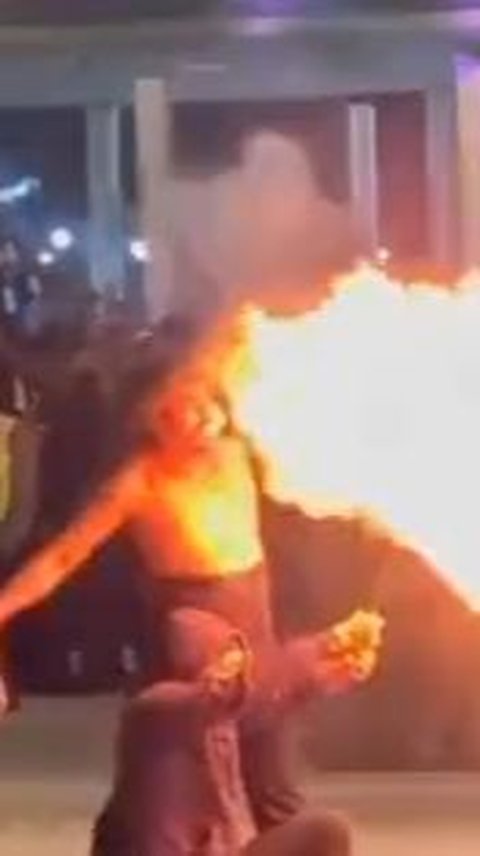 Saat Aksi Sembur Api Jenggot Limbat Terbakar, Netizen Sebut 'Main Ke Jatim Ilmunya Luntur'