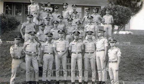 Foto tersebut diambil sekitar tahun 1974, ketika Susno baru lulus dari Sekolah Menengah Atas (SMA) dan memutuskan masuk Akabri.