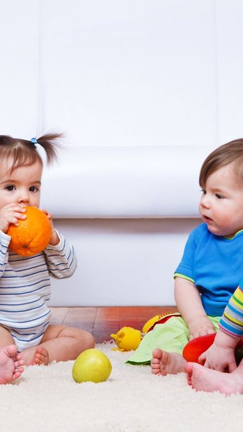 3 Cara Stimulasi Bayi Duduk & Ketahui Usia yang Pas Si Kecil Bisa Duduk