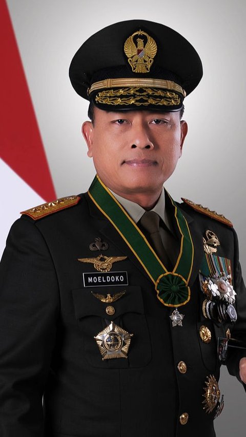 Mantan Panglima TNI Makan di Emperan Toko, Gayanya Santuy Pakai Sendal Teplek