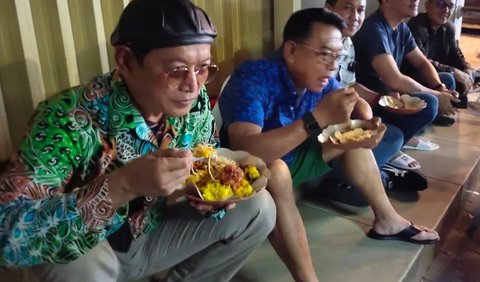 Santai Makan di Emperan Toko