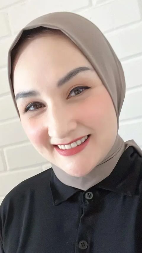 Penampilan Mona Ratuliu yang berhijab dan kerap mengikuti kajian ini pun mendapatkan banyak respons positif dari netizen. <br>