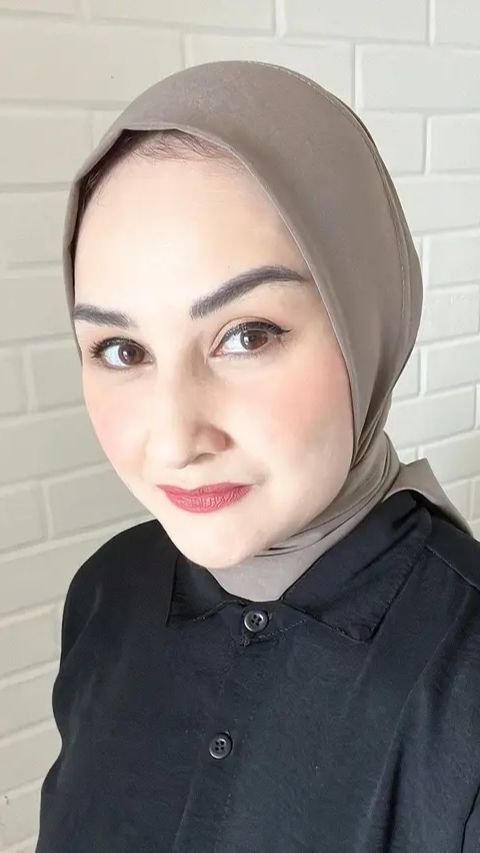 Tak hanya memuji, banyak netizen yang mendoakan agar suatu hari Mona Ratuliu bisa istikamah mengenakan hijab.