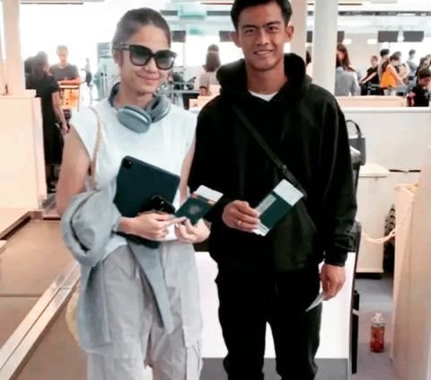 Usai hampir sebulan berada di Jepang,  belum lama ini wanita yang akrab disapa Zize dan Arhan pulang ke Indonesia. Dalam potret ini, keduanya tampak memakai pakaian yang nyaman dan memegang paspor masing-masing.