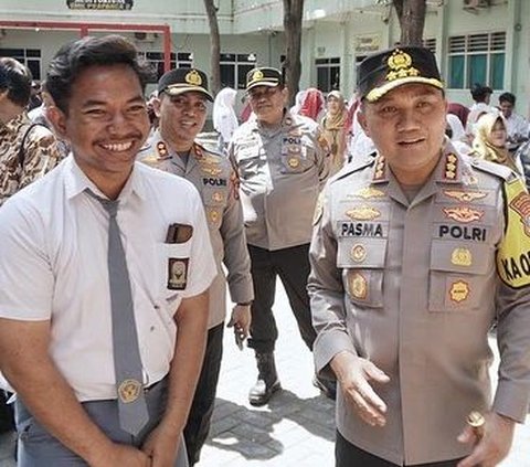 Puluhan siswa dan guru tak kuasa menahan haru saat gedung SMK Prapanca 2 Kota Surabaya kembali dibuka. Sebelumnya, sekolah ini disegel selama tujuh bulan karena persoalan sengketa antara Mantan kepala sekolah dengan pihak yayasan.