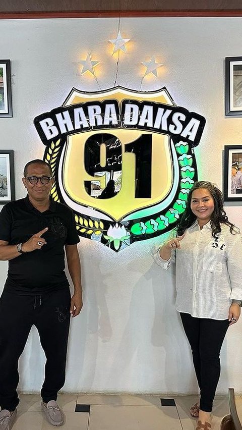 Jenderal Bintang 1 Ajak Istri Nostalgia ke Akpol Semarang, Ada Pose di Depan Foto Seangkatan 91