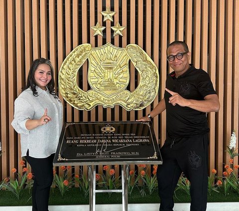 Momen tersebut dibagikannya via Instagram pribadinya @yusriyunus_91 belum lama ini bersama dengan sang Istri selama berada di Semarang, Jawa Tengah.<br>