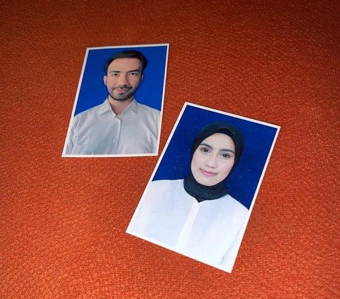 Tak lama lagi akan menikah, Reza dan Amira juga mengunggah pas foto mereka dengan latar biru. Tampaknya, mereka sudah mengurus berbagai berkas untuk mendaftar ke KUA setempat.