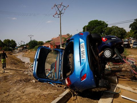 FOTO: Mobil-Mobil Bergelimpangan hingga Jembatan Rusak Diterjang Banjir Bandang Usai Hujan Deras Dua Hari Melanda Spanyol